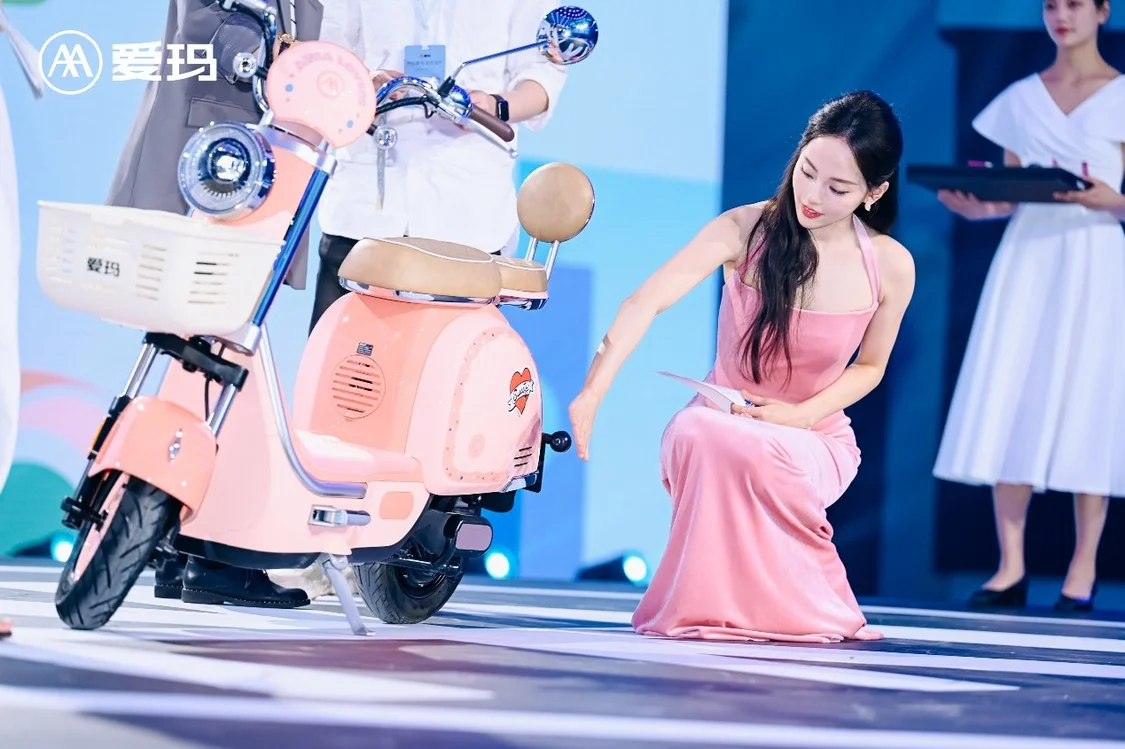 愛(ài)瑪?shù)暗跋盗行缕钒l(fā)布會(huì)于上海世博創(chuàng)意秀場(chǎng)成功召開(kāi)